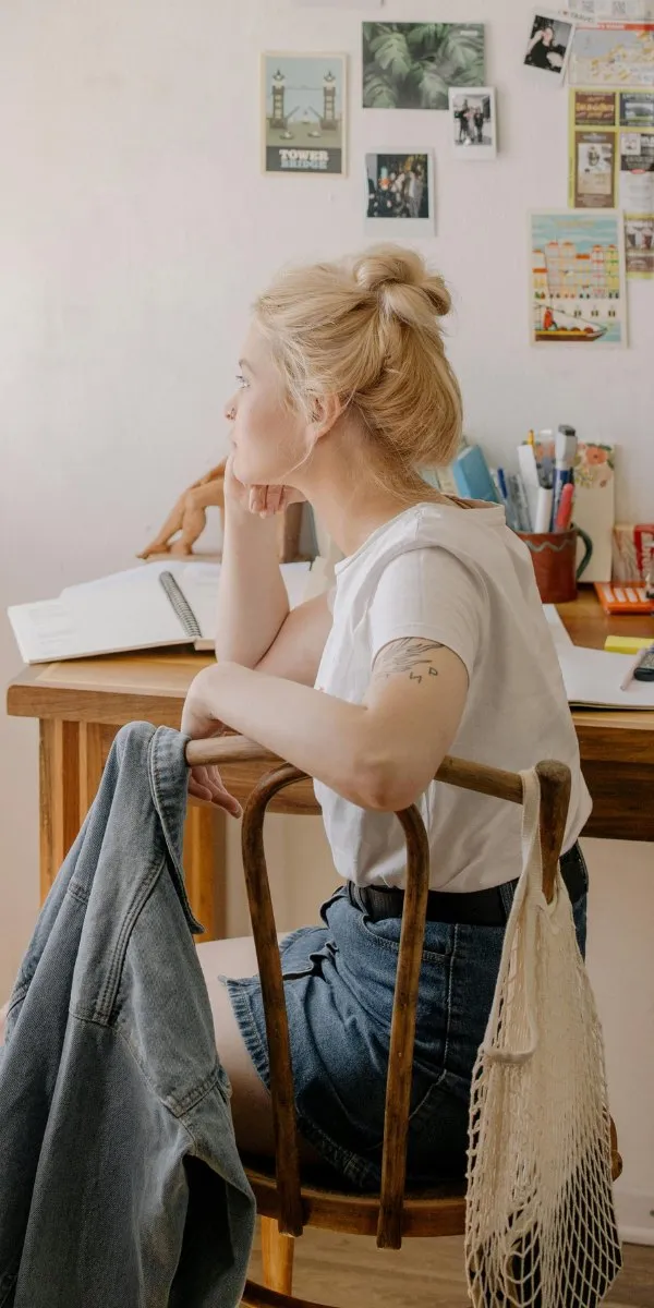 Jeune femme pensive à son bureau